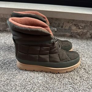 Marc Fisher Women’s 8.5M Olive Green Quilted Ankle Boots Fleece Lined EUC